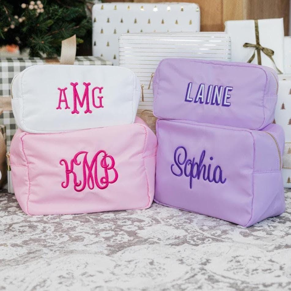 Bestickte Nylontasche | Large & Extra Large // Personalisierte Schminktasche Kosmetiktasche Brautjungfer Geschenk Reise-Make-Up-Tasche Kulturtasche Bestickte Nylontasche | Large & Extra Large // Personalisierte Schminktasche Kosmetiktasche Brautjungfer Geschenk Reise-Make-Up-Tasche Kulturtasche von SprinkledWithPink