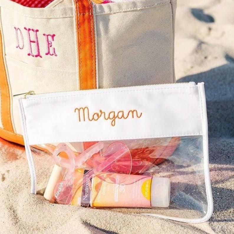 Bestickte Nylontasche // Monogramm Klare Tasche, Kulturtasche Mit Reißverschluss, Geschenk, Tsa Strand Brautjungfer Geschenke Urlaubs Geschenk von SprinkledWithPink