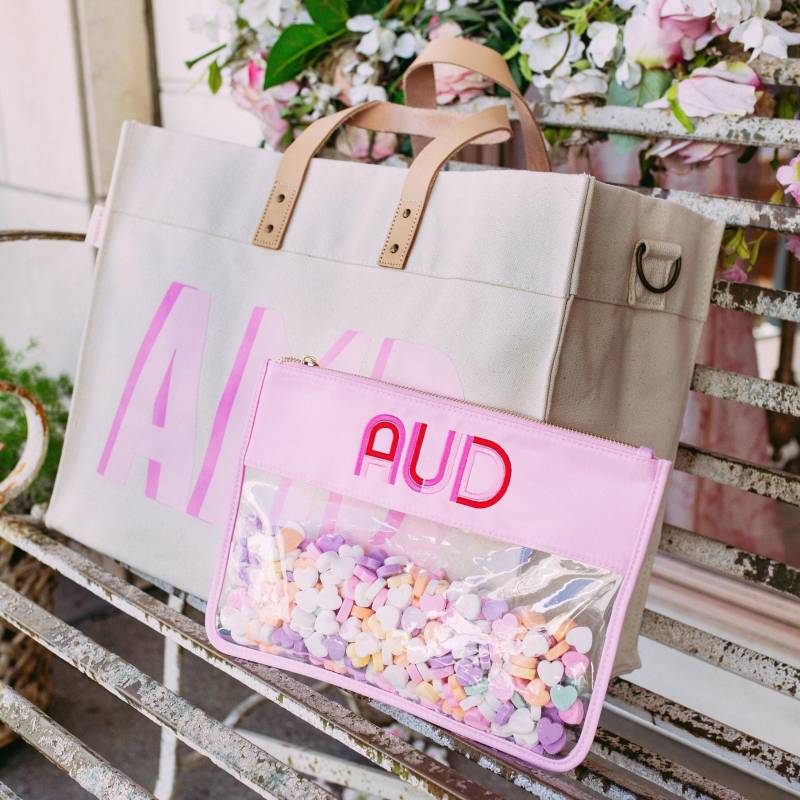 Bestickte Nylontasche // Monogramm Klare Tasche, Kulturtasche Mit Reißverschluss, Geschenk, Tsa Strand Brautjungfer Geschenke Urlaubs Geschenk von SprinkledWithPink