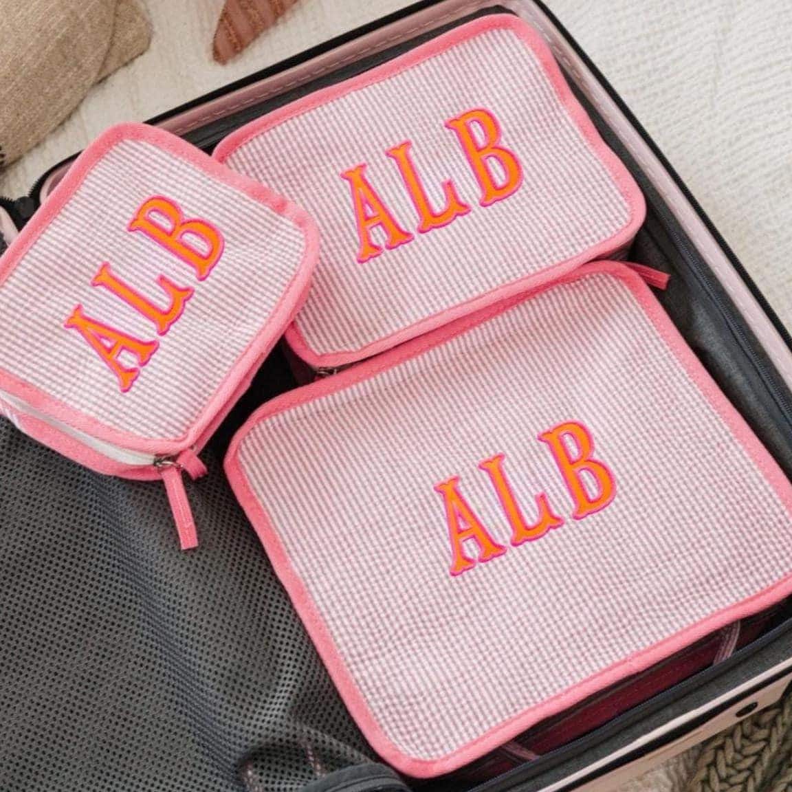 Bestickter Seersucker Packwürfel Mit Applikation | 3Er-Set // Personalisierter Reiseveranstalter, Reisegeschenk, Gepäckorganisator, Mutter Geschenk von SprinkledWithPink
