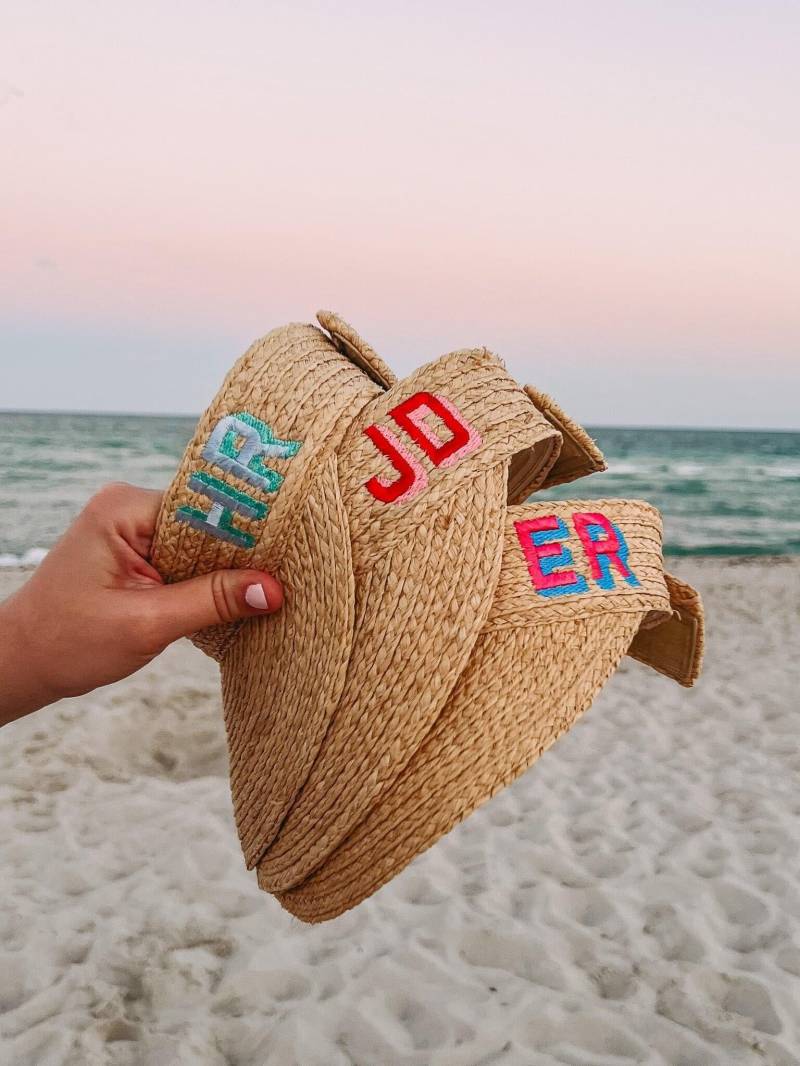 Bestickter Strohschirm - Schatten-Monogramm // Personalisierter Strohschirm, Monogramm Strandhut, Brautjungfer Geschenk, Strandschirm von SprinkledWithPink