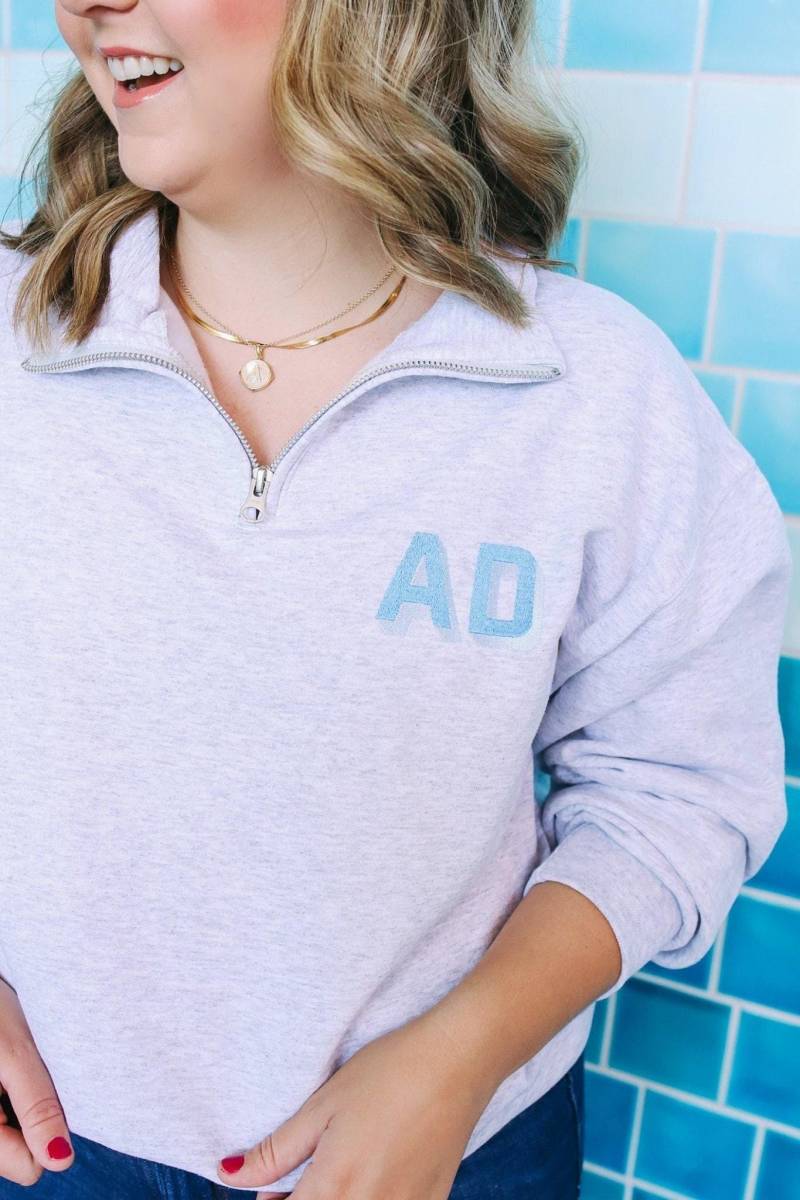 Besticktes Shadow Monogram Sweatshirt Mit Viertel-Reißverschluss von SprinkledWithPink
