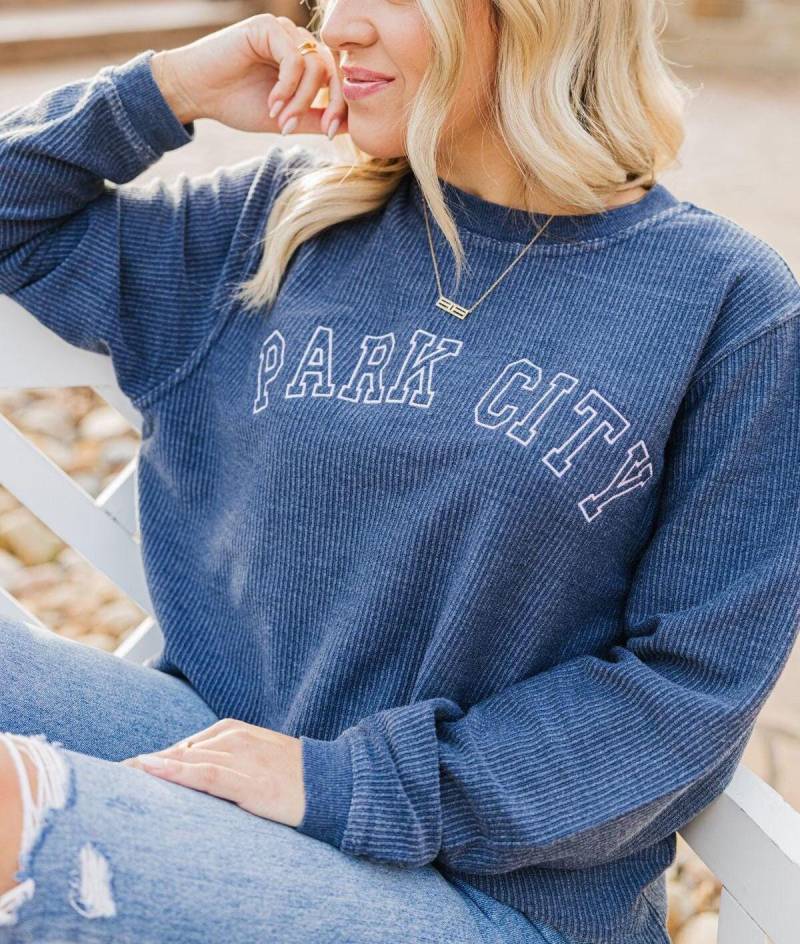 Collegiate Besticktes Sweatshirt Mit Schnurgebundenem Halsband // Benutzerdefinierte Your City Sweatshirts, Benutzerdefinierte Stadt Bestickte von SprinkledWithPink