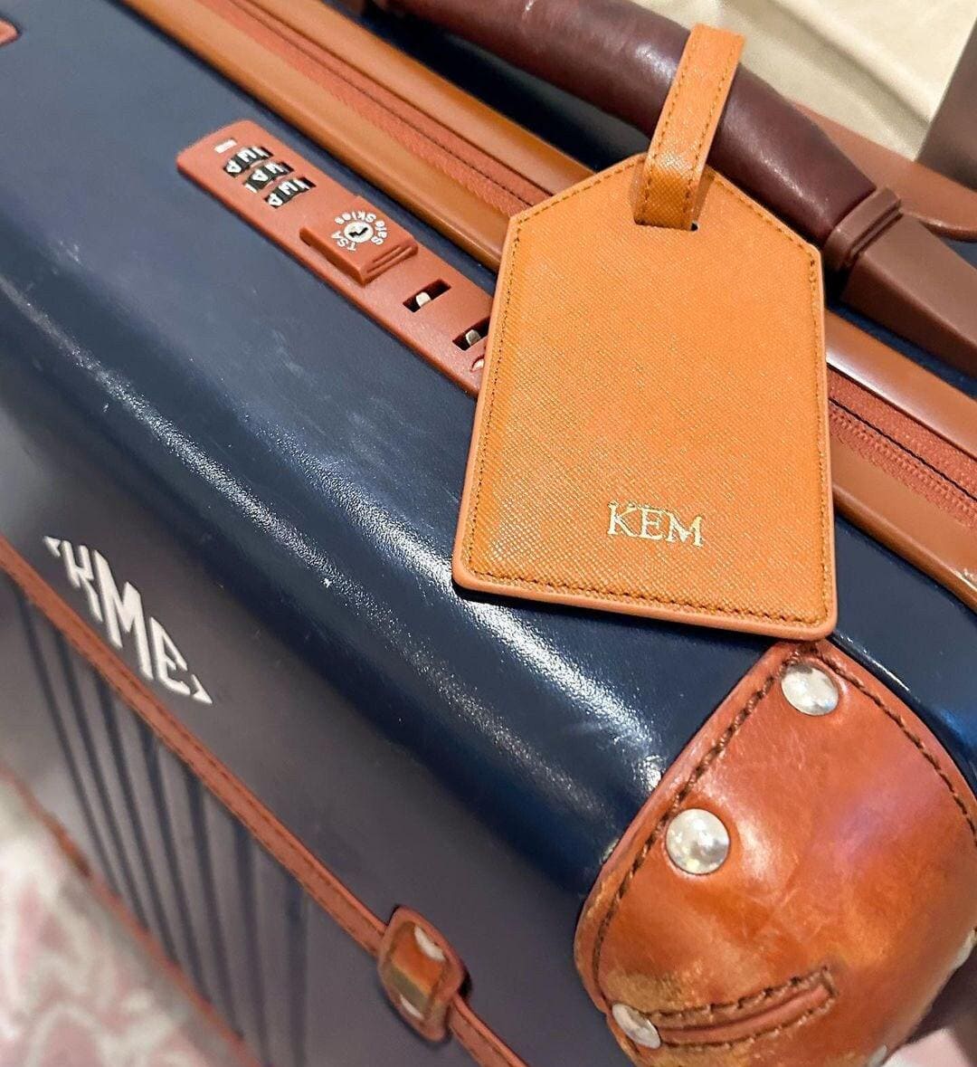 Gepäckanhänger Mit Monogramm Goldfolie // Reise Accessoires Reisegeschenk Geburtstagsgeschenk Brautjungfer Geschenk Hochzeitsgeschenke Vegan Leder von SprinkledWithPink