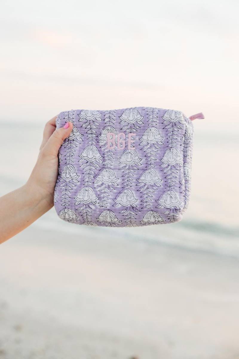 Gestickte Kosmetiktasche Mit Blockprint // Personalisierte Blumenmuster Handgemachte Geschenk Für Sie von SprinkledWithPink