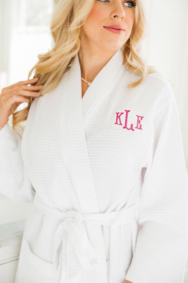 Gestickte Monogramm Waffel Strick Robe // Geschenk Für High School Grad Universität Farben Abschlussgeschenk College Notwendigkeiten Weave von SprinkledWithPink