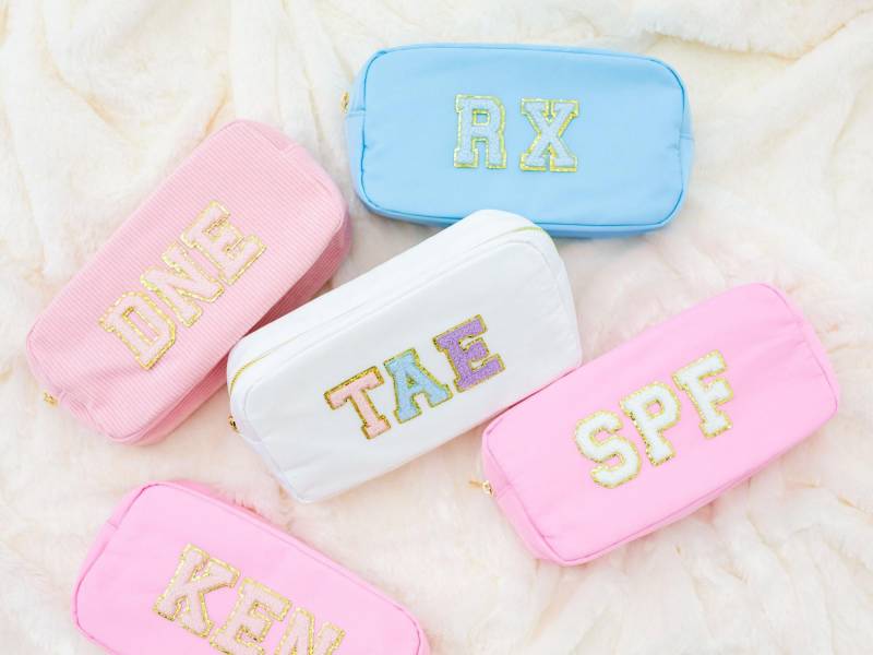 Kulturbeutel Mit Aufnäher // Nylon Beutel Aufnäher, Chenille Kulturbeutel, Kosmetiktasche von SprinkledWithPink