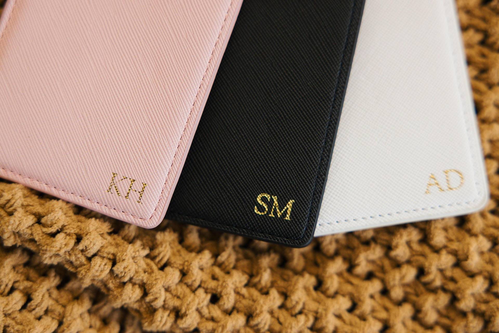 Passe Passhülle Mit Goldfolie Monogramm // Personalisierte Passport Cover Inhaber Reise-Accessoire Reise-Ideen Hochzeit Gastgeschenke von SprinkledWithPink