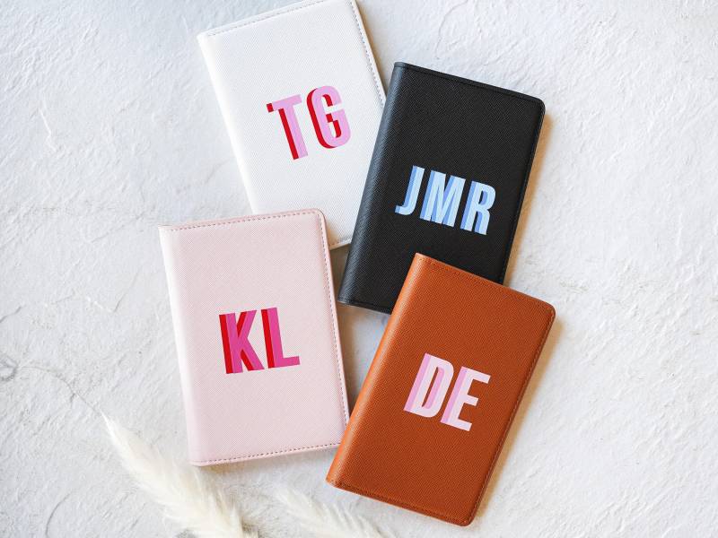 Schatten-Monogramm-Passhülle // Monogrammierte Passhülle, Personalisierte Leder-Passhülle, Flitterwochen-Reisegeschenk, Passport-Brieftasche von SprinkledWithPink