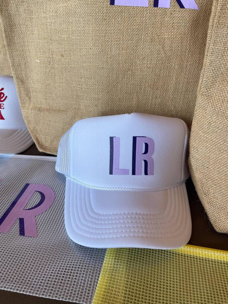 Schatten-Monogramm Trucker-Hut/Monogramm-Hut, Küsten Bachelorette, Trucker-Hüte, Strand Junggesellinnenabschied, Brautjungfer Geschenke von SprinkledWithPink