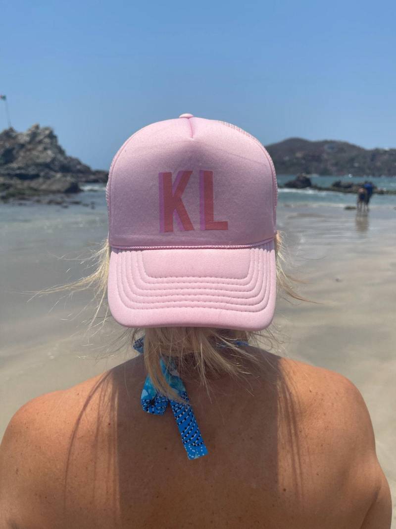 Schatten Monogramm Trucker Hut // Initialen Benutzerdefinierte Brautgeschenke Junggesellinnenabschied Geschenk Personalisierte Brautjungfer Gunst von SprinkledWithPink