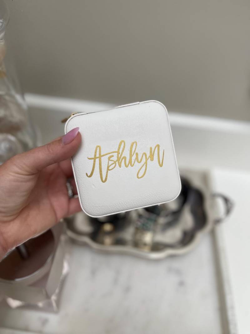 Schmuckschatulle Mit Schriftzug // Personalisierte Namensschmuckschatulle Brautjungfer Reiseschmuckschatulle von SprinkledWithPink