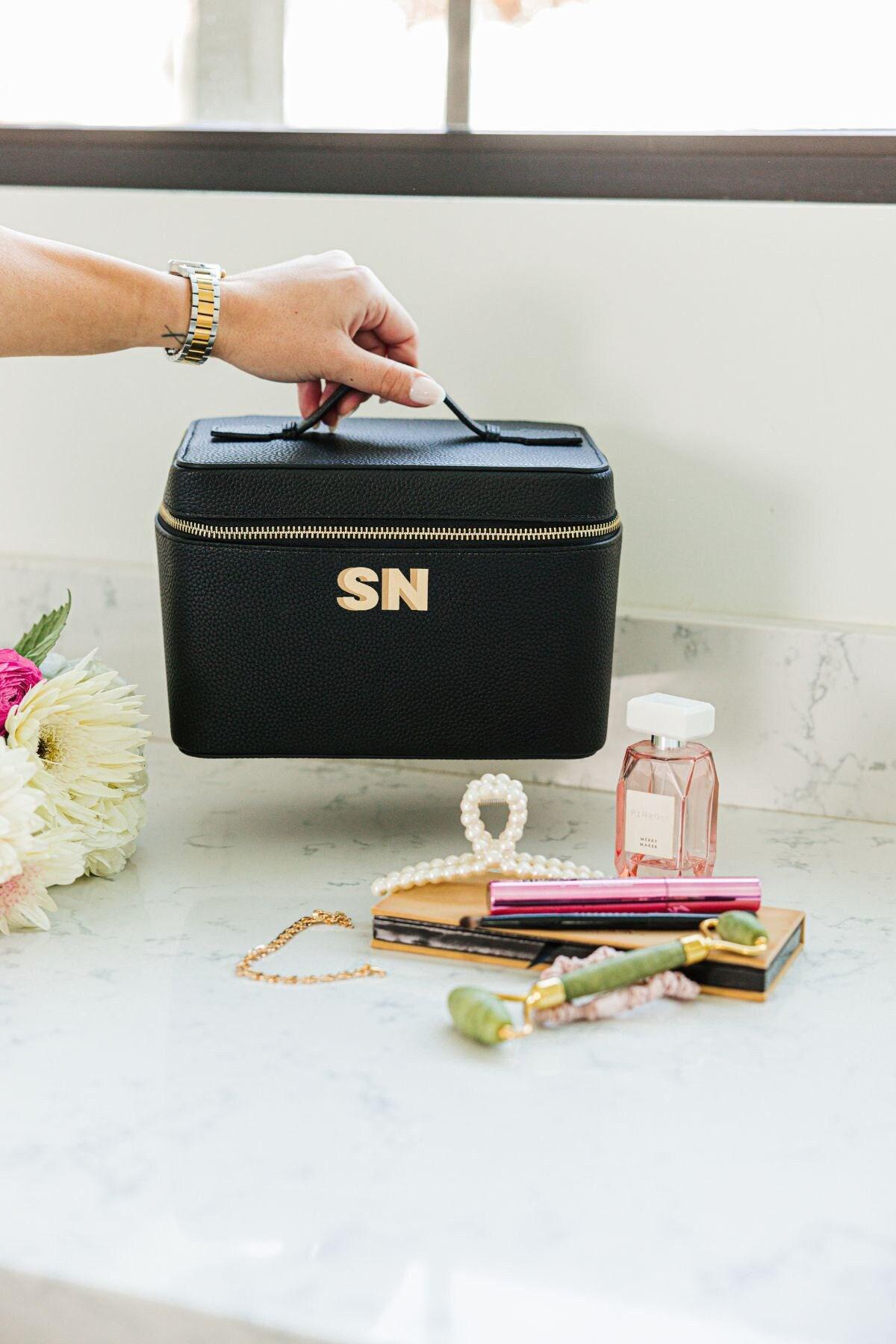 Shadow Monogram Leder-Zug-Etui von SprinkledWithPink