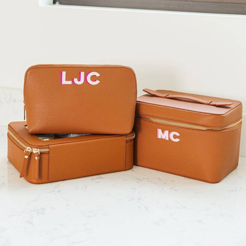 Shadow Monogram Leder-Zug-Etui von SprinkledWithPink