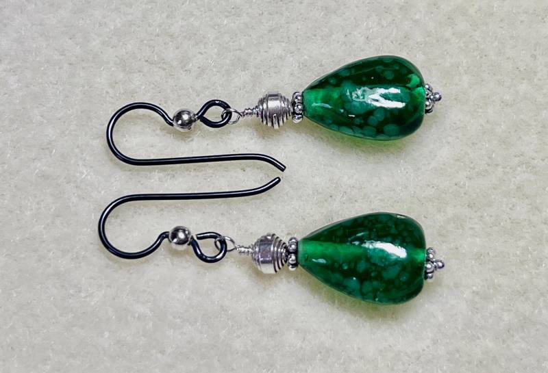 Ausgefallene Ohrringe Aus Grünem Glas, Sterlingsilber & Niob Charity-Spende von SpritelyFinch