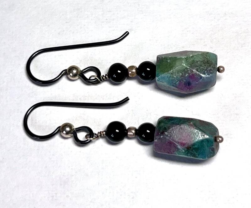 Rubin in Zoisit, Schwarzer Onyx, Sterlingsilber & Niobium Ohrringe Charity-Spende von SpritelyFinch