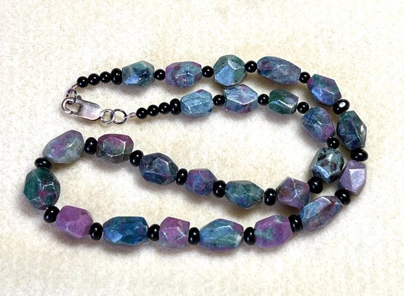 Rubin in Zoisit, Schwarzer Onyx & Sterlingsilber-Kette Charity-Spende von SpritelyFinch