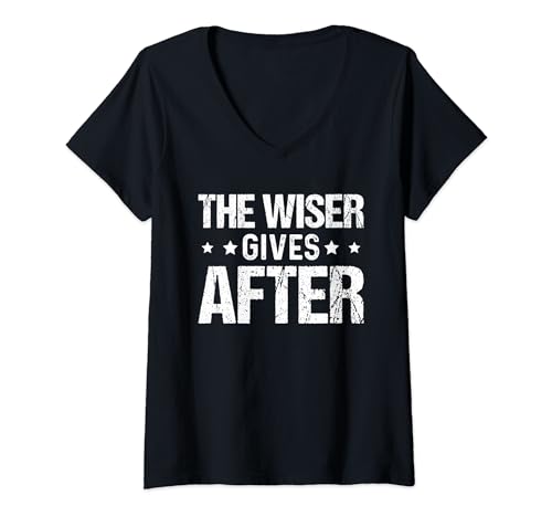 Damen Lustiges The Wiser Gives After Denglisch T-Shirt mit V-Ausschnitt Damen Lustiges The Wiser Gives After Denglisch T-Shirt mit V-Ausschnitt von Spruch Denglisch Witzige Bekleidung