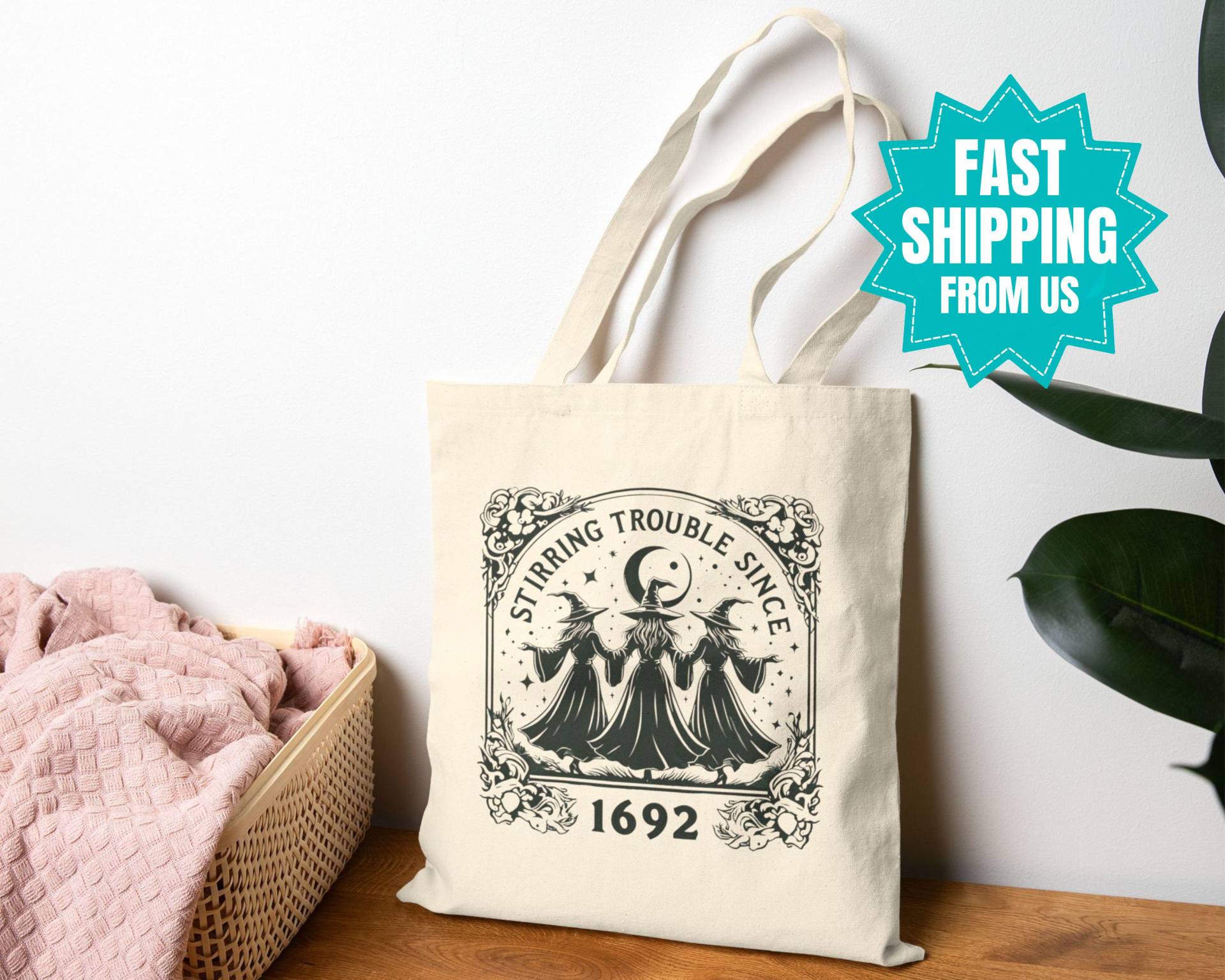 Beige Canvas-Tasche Mit Vintage-Hexendesign, Drei Hexen in Schwarz, Mond Und Sterne, Blumenrahmen, Text Stirring Trouble Seit 1692 von SpruchLiebe