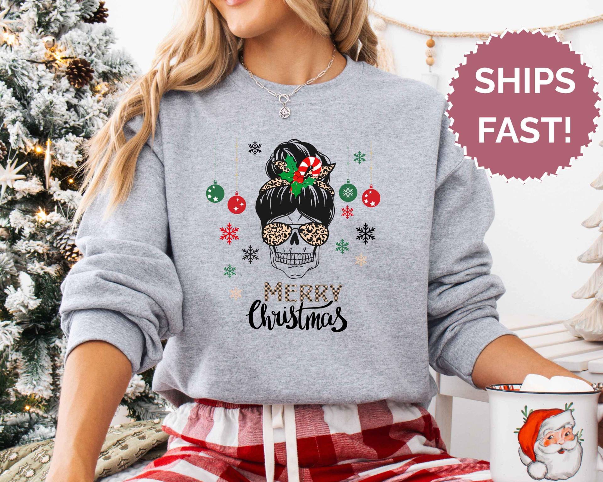 Christmas Skull Sweatshirt - Frohe Weihnachten Pullover Unisex Lustiger Rockabilly Weihnachtspullover Mit Totenkopf & Leopard Stil von SpruchLiebe