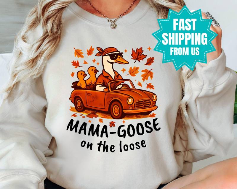 Cute Fall Sweater Mama Goose On The Loose - Funny Sweatshirt Mum Shirt Lover Gift Autumn Crewneck von SpruchLiebe