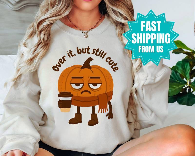 Fall Sweater Over It But Still Cute - Funny Sweatshirt With Grumpy Pumpkin Cozy Autumn Coffee Shirt Spice Mood von SpruchLiebe