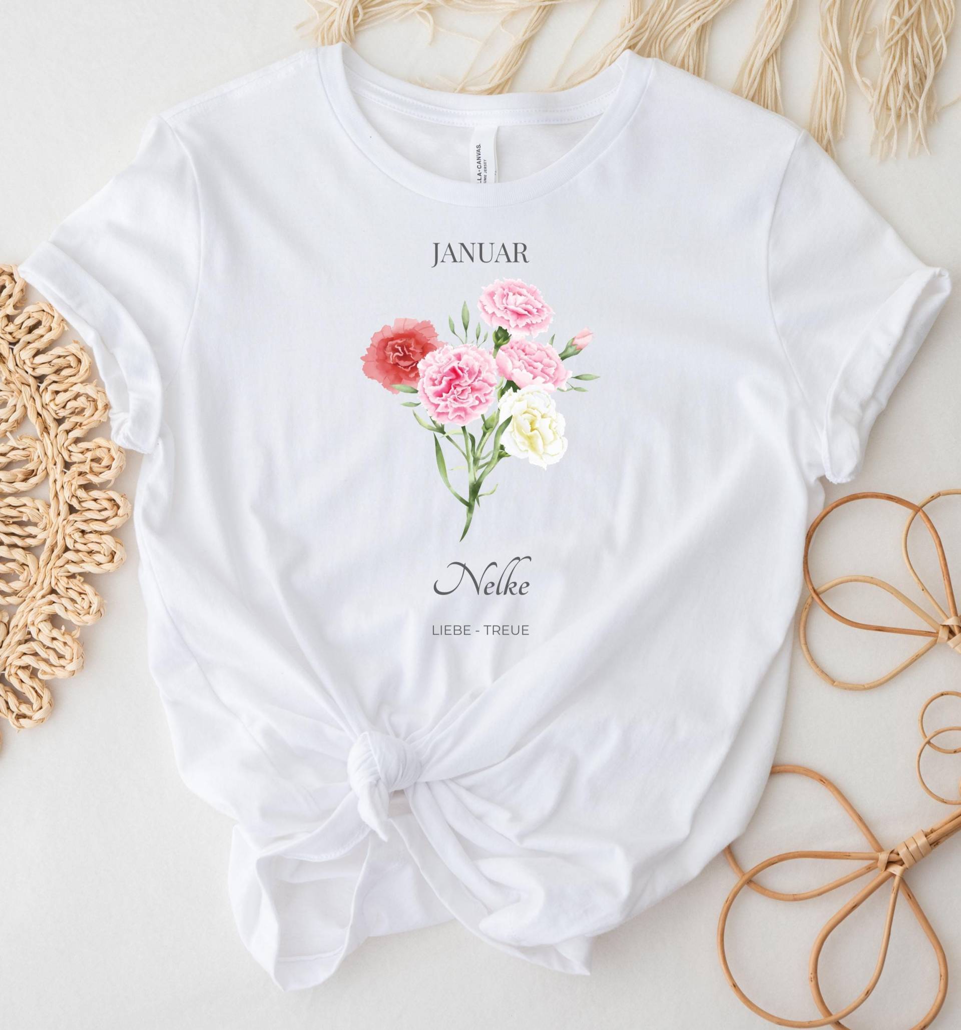 T-Shirt Mit Geburtsblume Januar Nelke - Personalisiertes Geburtstagsgeschenk Symbol Liebe & Treue Geburtstagsblume Shirt T-Shirt Mit Geburtsblume Januar Nelke - Personalisiertes Geburtstagsgeschenk Symbol Liebe & Treue Geburtstagsblume Shirt von Spruchperlen