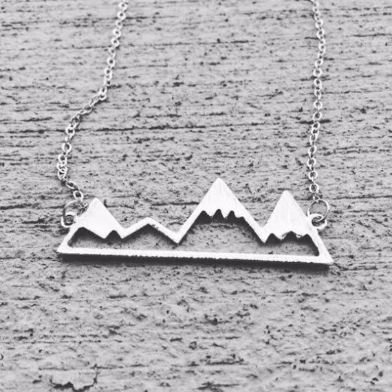 Berg-Halskette, Gold Berg Halskette, in Bewegung Bleiben Silberberg Berggipfel Berg-Halskette, Gold Berg Halskette, in Bewegung Bleiben Silberberg Berggipfel von SpryConceptsBoutique