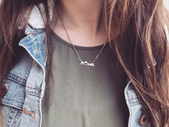 Rose Gold Tiny Mountain Range, Keep Moving Halskette, Cut-Out Berge, Berg Minimalistisch, Outdoor Schmuck, Wanderung von SpryConceptsBoutique