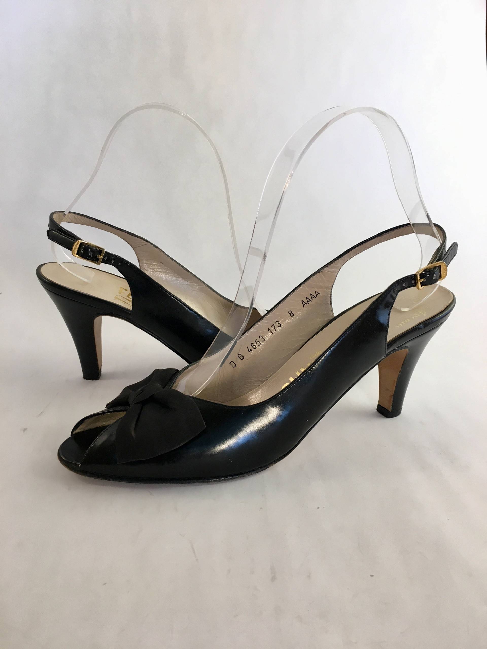 Schwarzes Leder Schleife Peep Zehen Slingback Ferragamo Fersen Schmale Us Größe 8 Schwarzes Leder Schleife Peep Zehen Slingback Ferragamo Fersen Schmale Us Größe 8 von SpryFashion