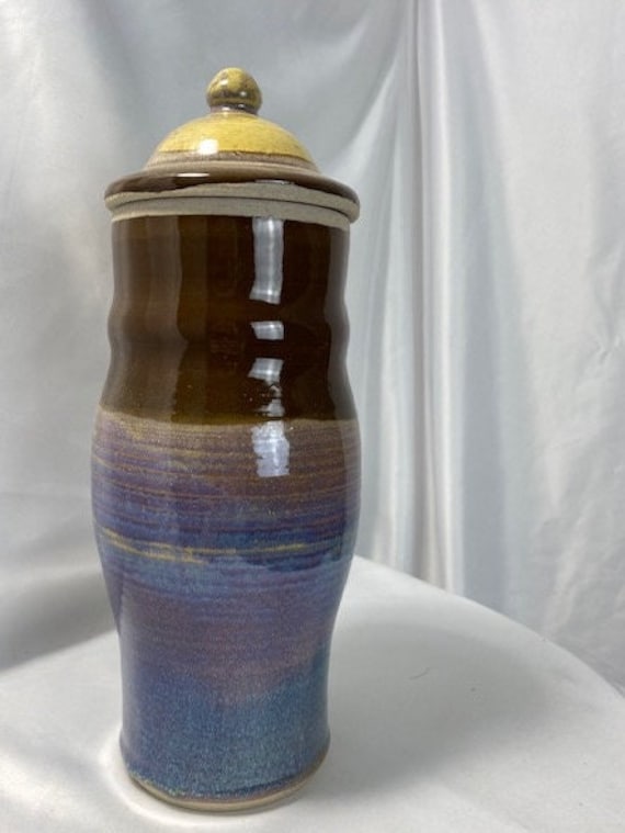 Handgemachtes Keramik Deckelgefäß Von Spunmudpottery von SpunMudPottery