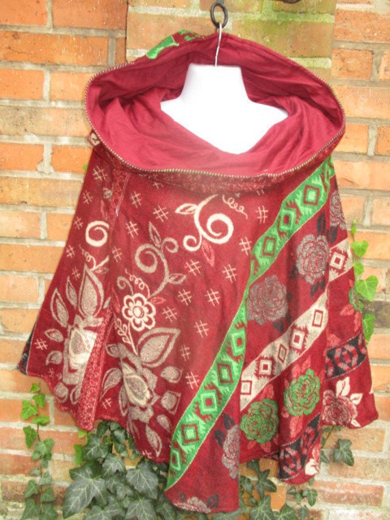 Damen Poncho Pullover Kaputze Cardigan Überwurf Bunt Rot Goa Hippie Festival Ethno Mittelalter von SpunkLaden