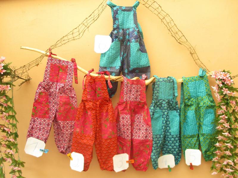 Kinder Hose Latzhose Hippie Stoff Mädchen Jungen Bunt 8 J. 134 140 Sommer Stoffhose Pumphose von SpunkLaden