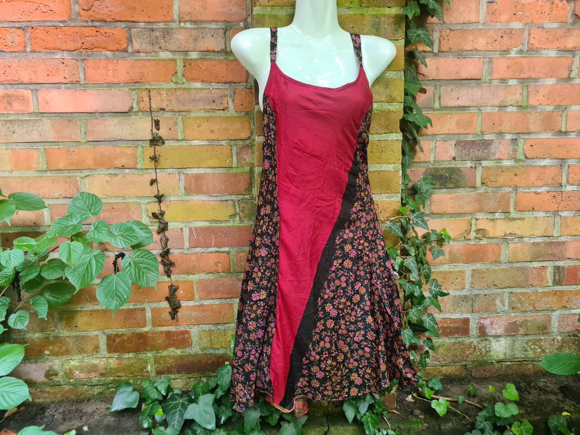 Kleid Seide Seidenkleid Sommerkleid Hippie Ethno Nepal Goa Sari S Strand Bunt Rot Schwarz Blumen Paisley Handarbeit Kleid Seide Seidenkleid Sommerkleid Hippie Ethno Nepal Goa Sari S Strand Bunt Rot Schwarz Blumen Paisley Handarbeit von SpunkLaden