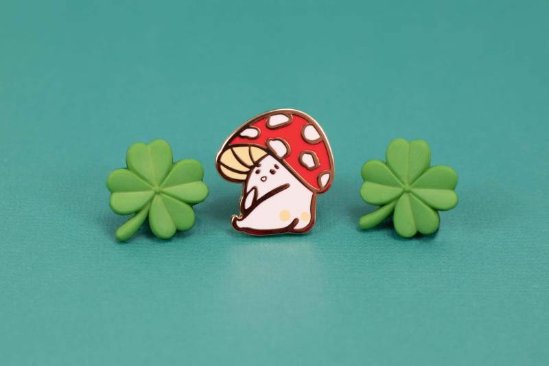 Mushy Tushy Emaille Pin | Kleiner Frecher Pilz Niedlicher Kawaii Cottagecore Märchenwald Hartemaille 1 Zoll von SpunkeeMonkeeStudio