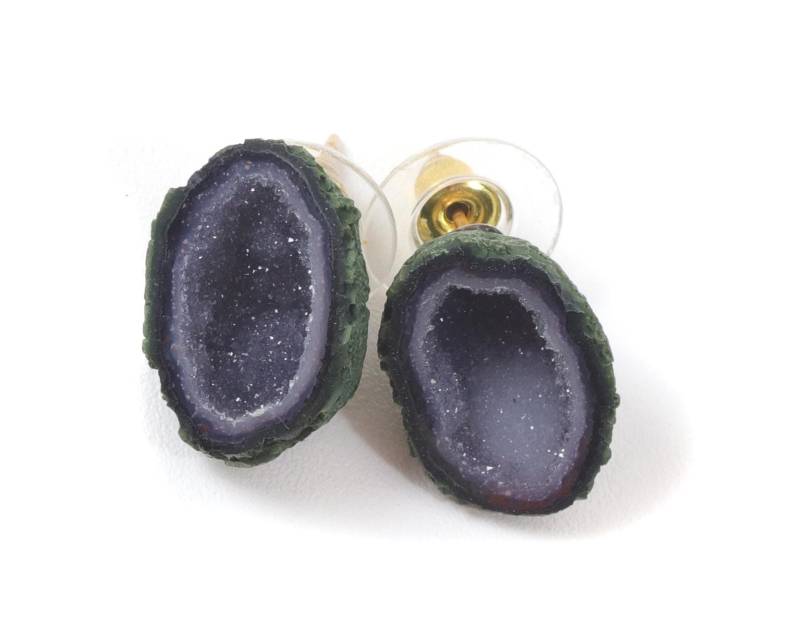 Baby Geode Ohrringe Tabasco Schwarz Grau Druzy Post Ohrstecker 14K Gold Filled Kleine Natürliche Druse Quarz Halbierte Geoden Gepaart Aaa von Spyglassdesigns