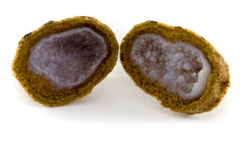 Baby Geode Ohrringe Tabasco Weich Weiß Grau Druzy Post Ohrstecker 14K Gold Filled Kleine Natürliche Drusen Quarz Halbierte Geoden Gepaart Aaa von Spyglassdesigns