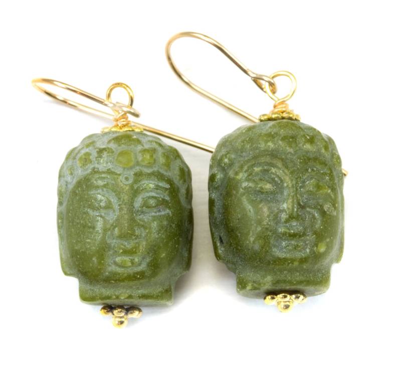 Grüne Serpentin Buddha-Kopf Ohrringe Geschnitzt Teardrop Baumeln Tropfen Sterling Silber Oder 14K Solid Gold Gefüllte Erdigen Einzigartige Fernglas von Spyglassdesigns