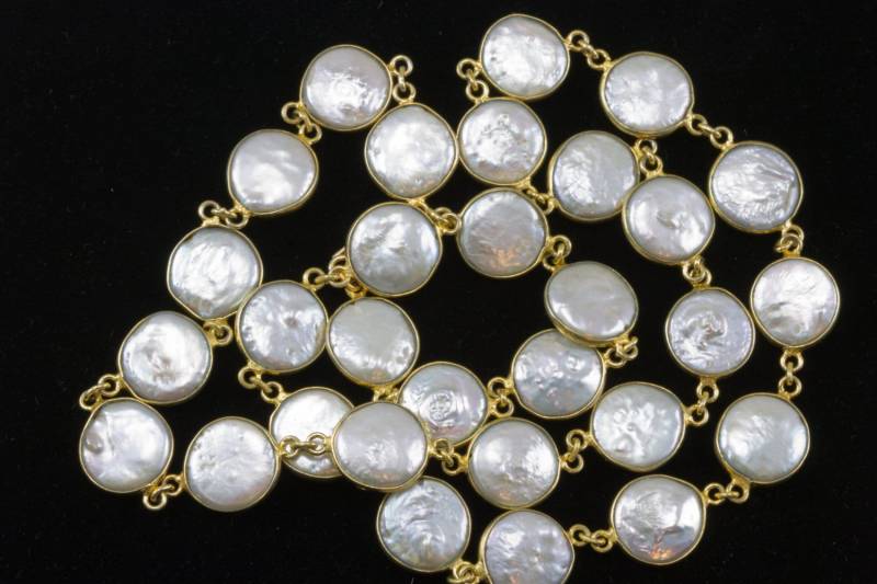 Knopf Perlenkette Bezel Set Perlen 24 Zoll 14K Gold Gefüllt Und Platte Einfache Verschluss Kette Hochglanz Zucht Süßwasserperlen Classic von Spyglassdesigns