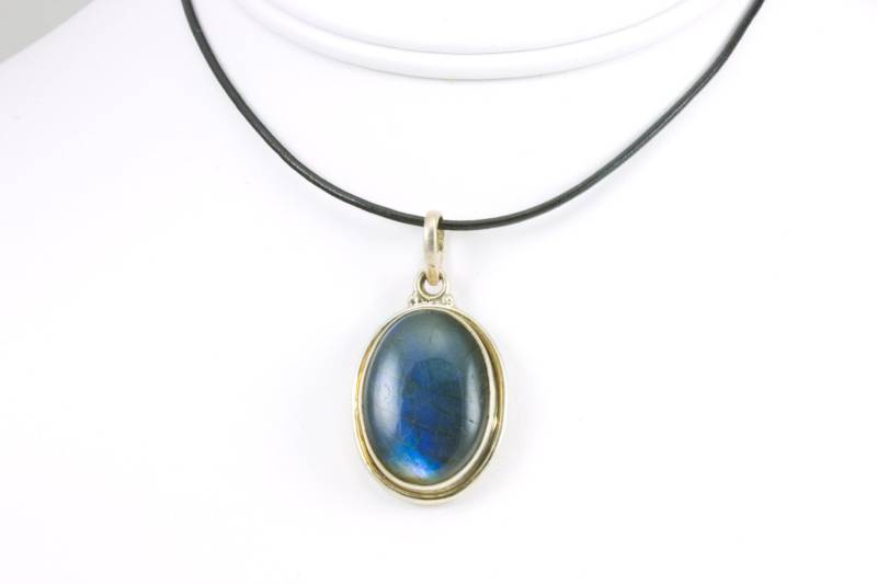 Labradorit Anhänger Halskette Sterling Silber Oval Cabachon Lünette Set Schwarz Leder Karabiner Verschluss 18 Zoll Klassisch Einfach Natürlich von Spyglassdesigns