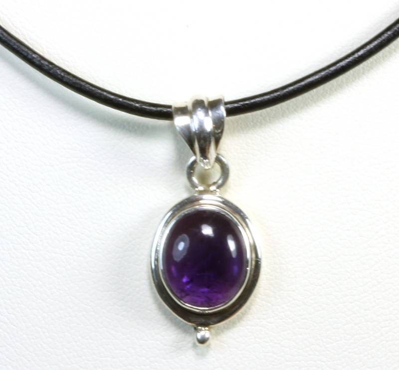 Lila Amethyst Anhänger Glatt Sterling Silber Oval Schwarz Leder Halskette Lünette Set Tiefe Farbe Einfaches Design Everyday Wear von Spyglassdesigns