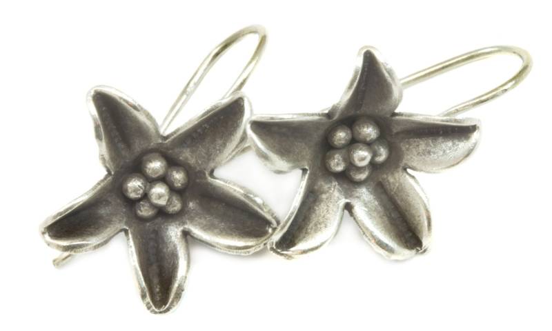 Lotus Blume Ohrringe Sterling Silber Hill Tribe Oxidiert Einfache Erdige Französisch Drähte Spyglass Designs Handmade Daily Wear von Spyglassdesigns