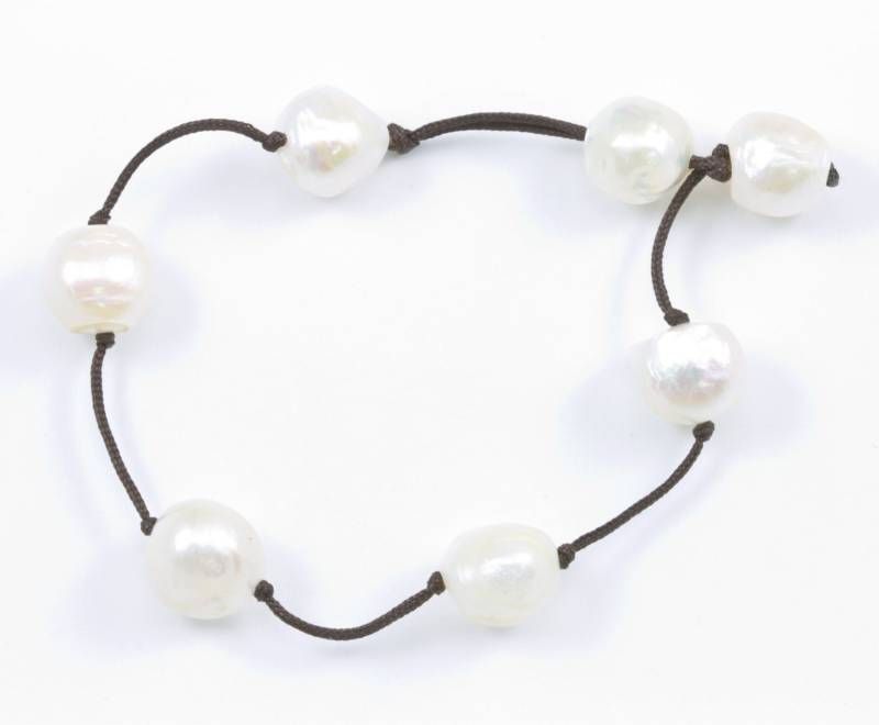 Perlen Armband Große Weiße Süßwasser Zuchtperlen Braun Geflochten Seide Hochglanz Spyglass Designs Daily Simple 7 7.5 In von Spyglassdesigns