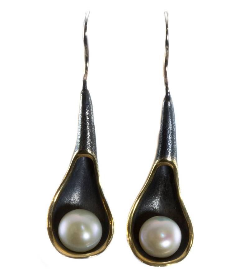 Perlenohrringe 14K Massives Gold Und Oxidiertes Schwarzes Sterlingsilber Süßwasserzuchtperlen Schüssel Artisan Handmade Design Earthy Fluid Drops von Spyglassdesigns