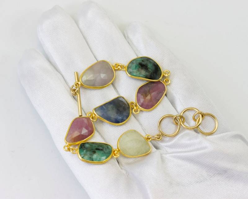 Rosa Blau Saphir Grün Smaragd Armband Einstellbar 7 8 Zoll Bezel Off Rund Facettiert Knebelverschluss Einfaches Natürliches Design 14K Gold Filled von Spyglassdesigns