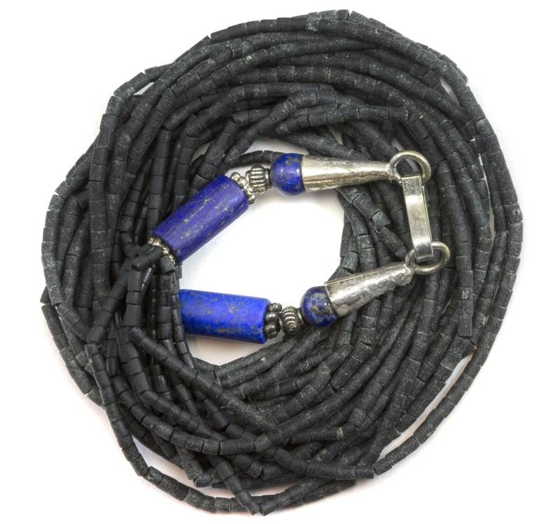 Schwarz Matte Glas Halskette Perlen Silber Solid Heishi Cut 18 Zoll Multi Strang 10 Stränge Blaue Lapis Lazuli Akzent Steine von Spyglassdesigns