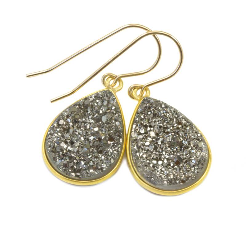 Schwarz Platinum Grau Druse Ohrringe Teardrop 14K Massivgold Oder Gefüllt Sterling Silber Bezel Set Einfache Tropfen Druzy Quarz Klassisch Einfach von Spyglassdesigns