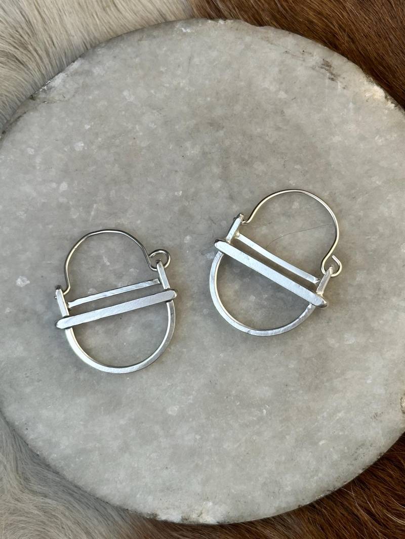 Der Kleine „Kandy" Ohrring Ist Aus Drei Lagen Gebürstetem Silber Strukturiert Und Abgerundet von SquareColored