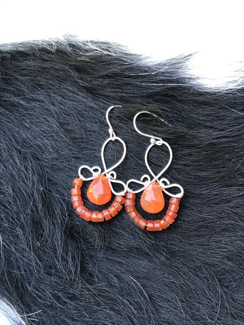 Handgemachte Sterling Silber Karneol Tropfen Ohrringe von SquareColored
