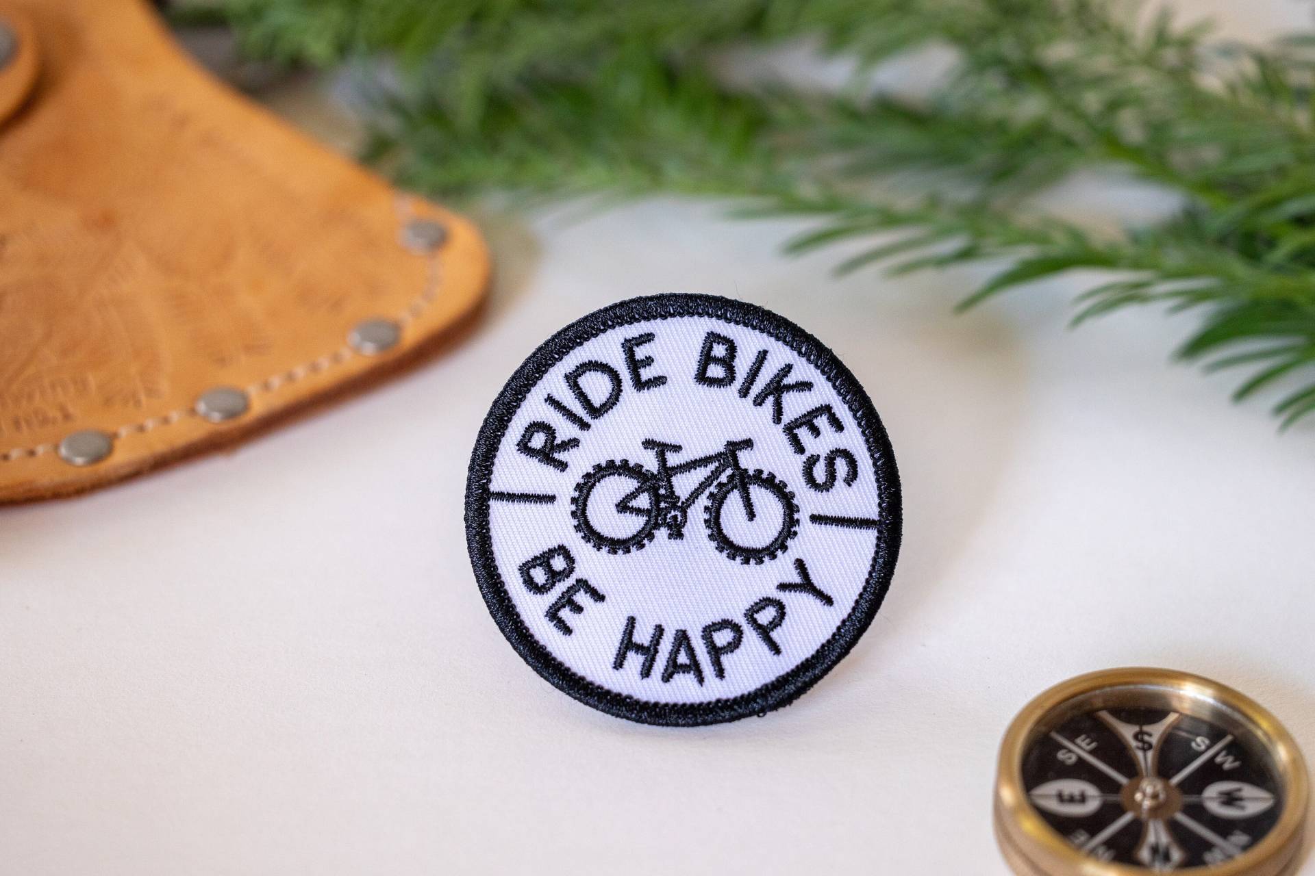 Ride Bikes Be Happy Aufnäher | Bügelbild Ideal Für Radfahrer, Mountainbike-Enthusiasten Und Alle, Die Gerne Fahrrad Fahren von SquatchyShop